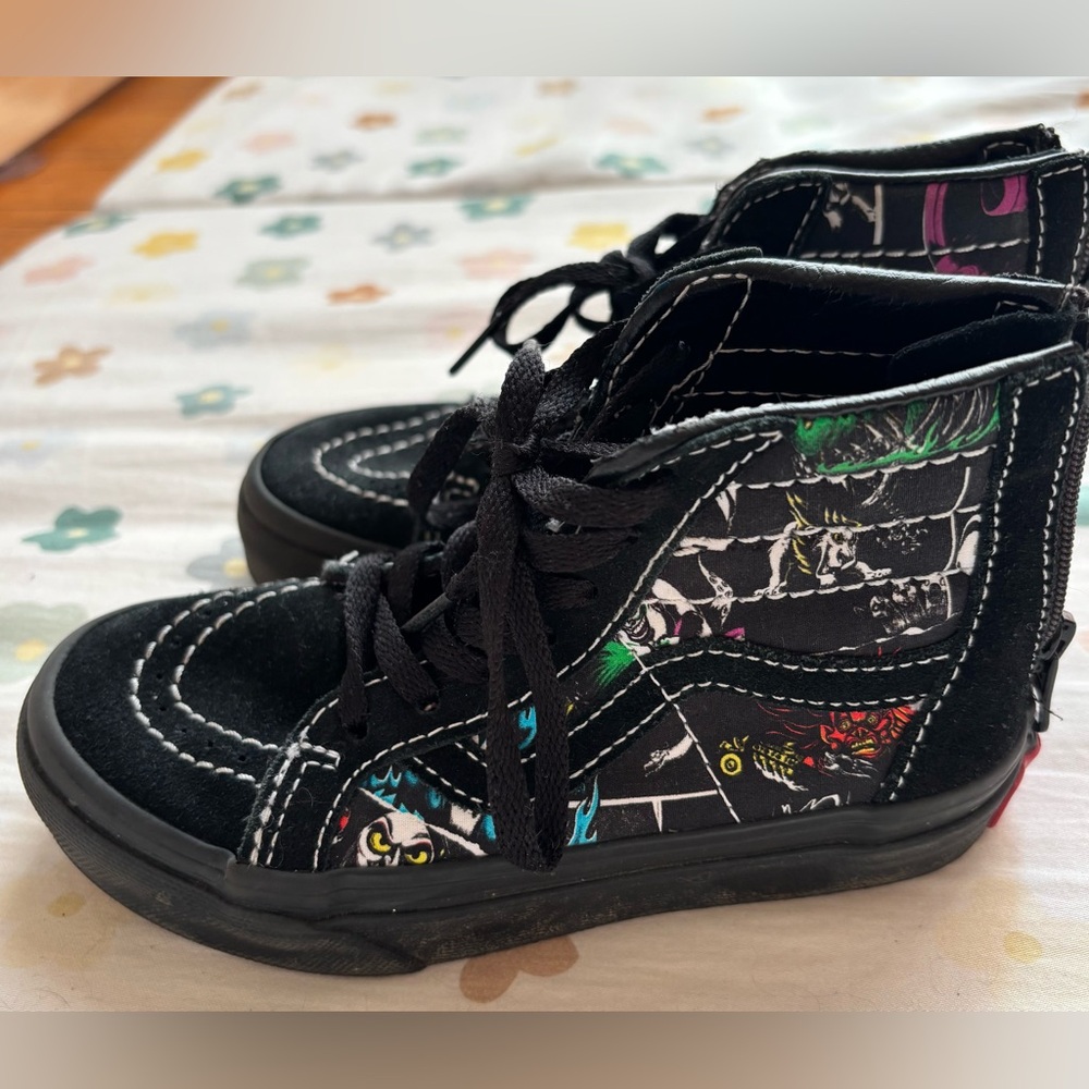 Limited edition! Vans x Disney Villains Sk8-Hi Kids, Size 11, Like New